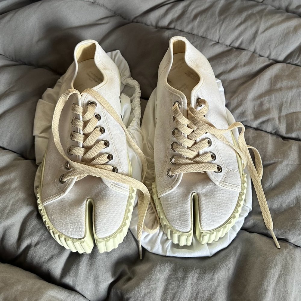 White Maison Margiela White Tabi Sneakers 37